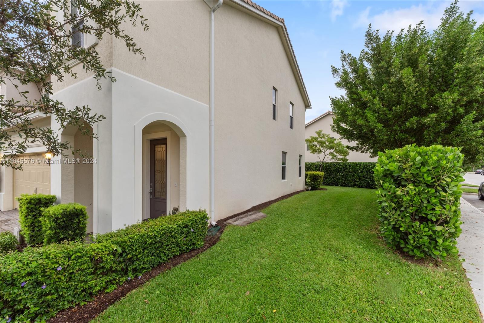 931 Banyan Dr