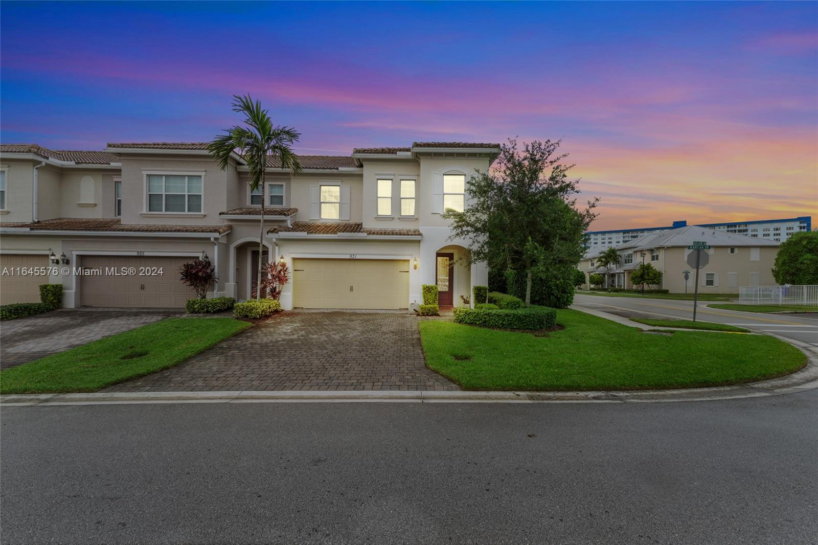 931 Banyan Dr