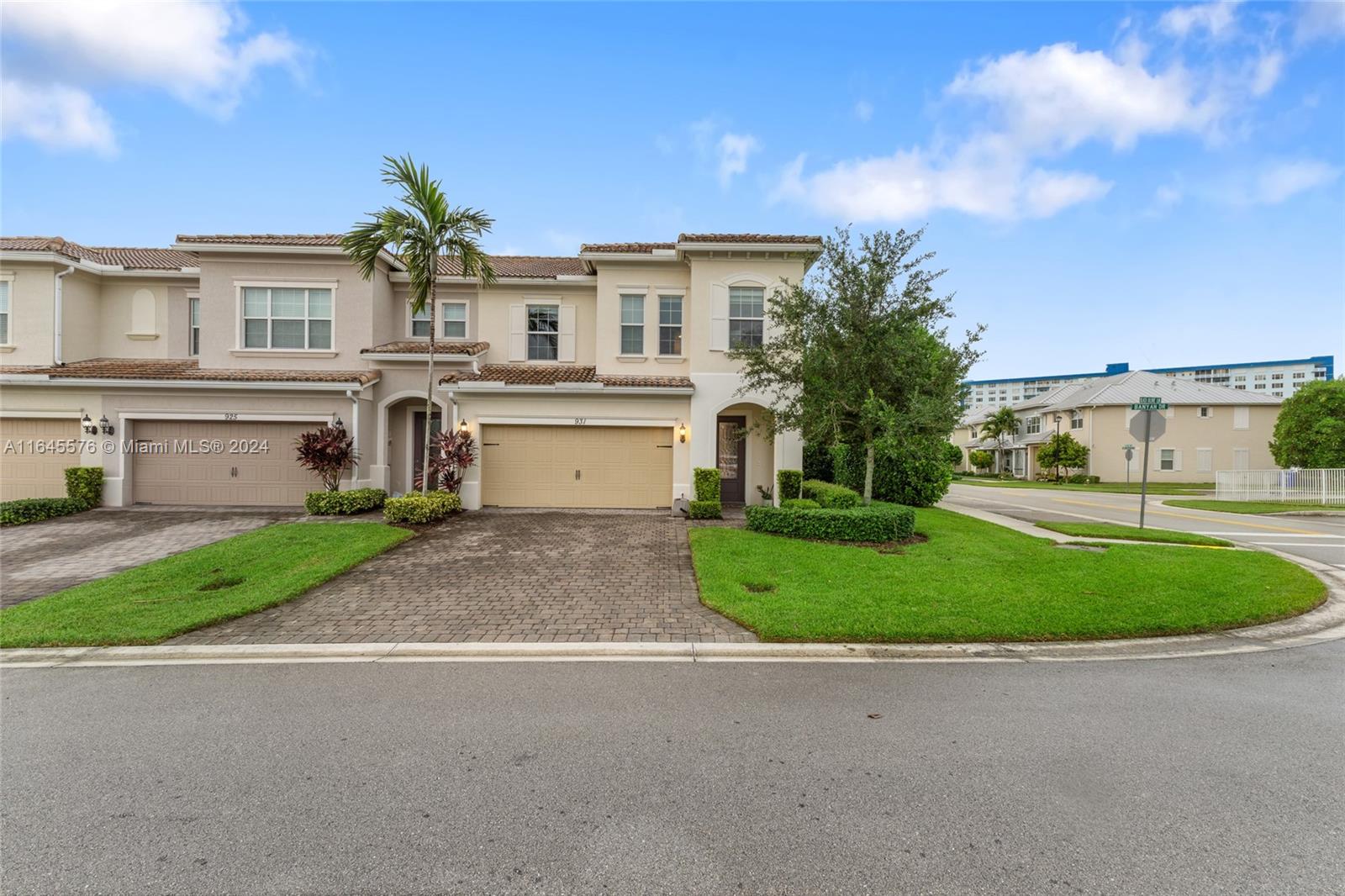 931 Banyan Dr