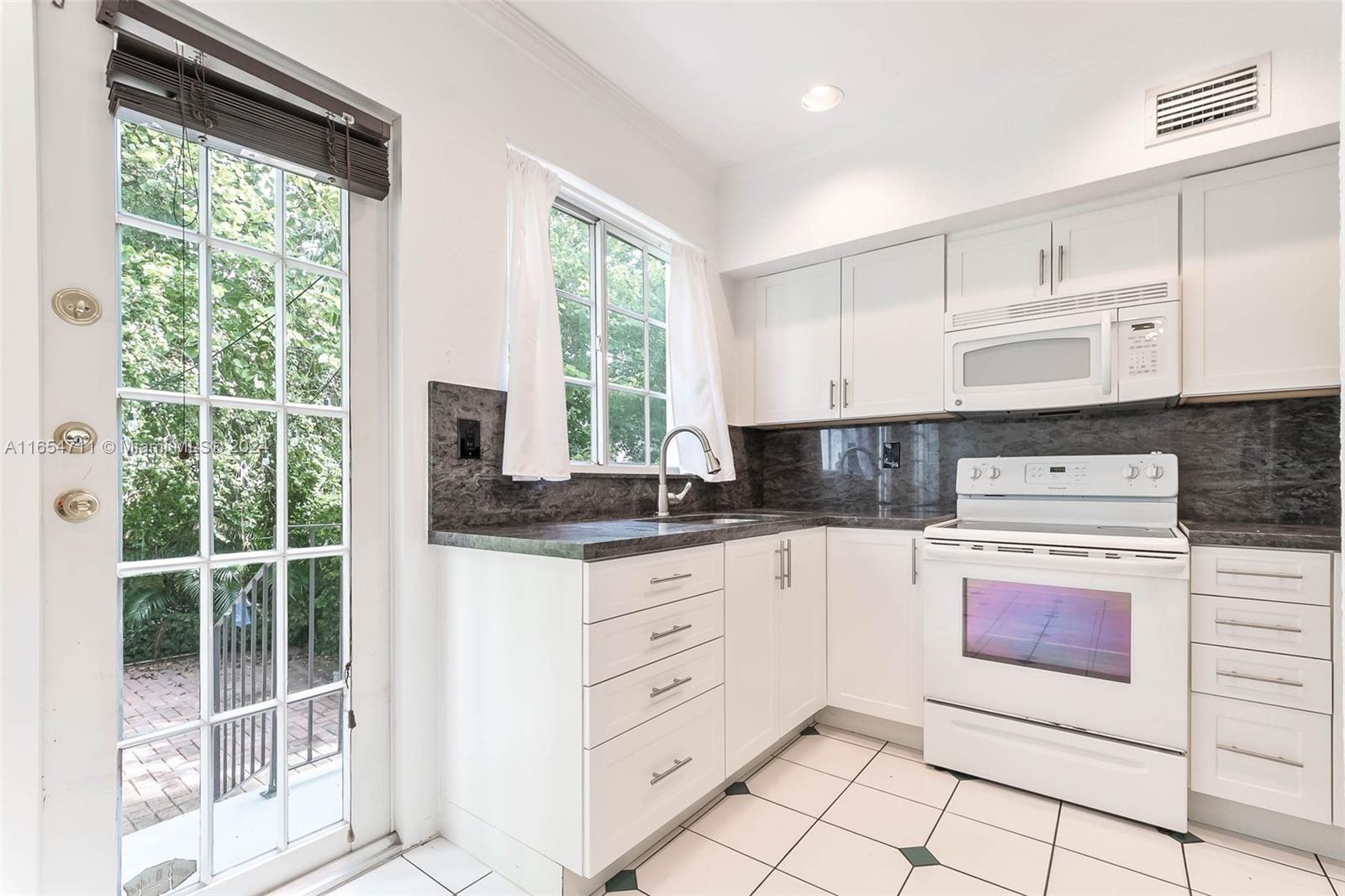 21 Madeira Ave # 18