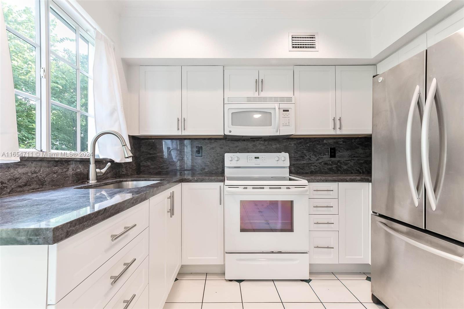 21 Madeira Ave # 18