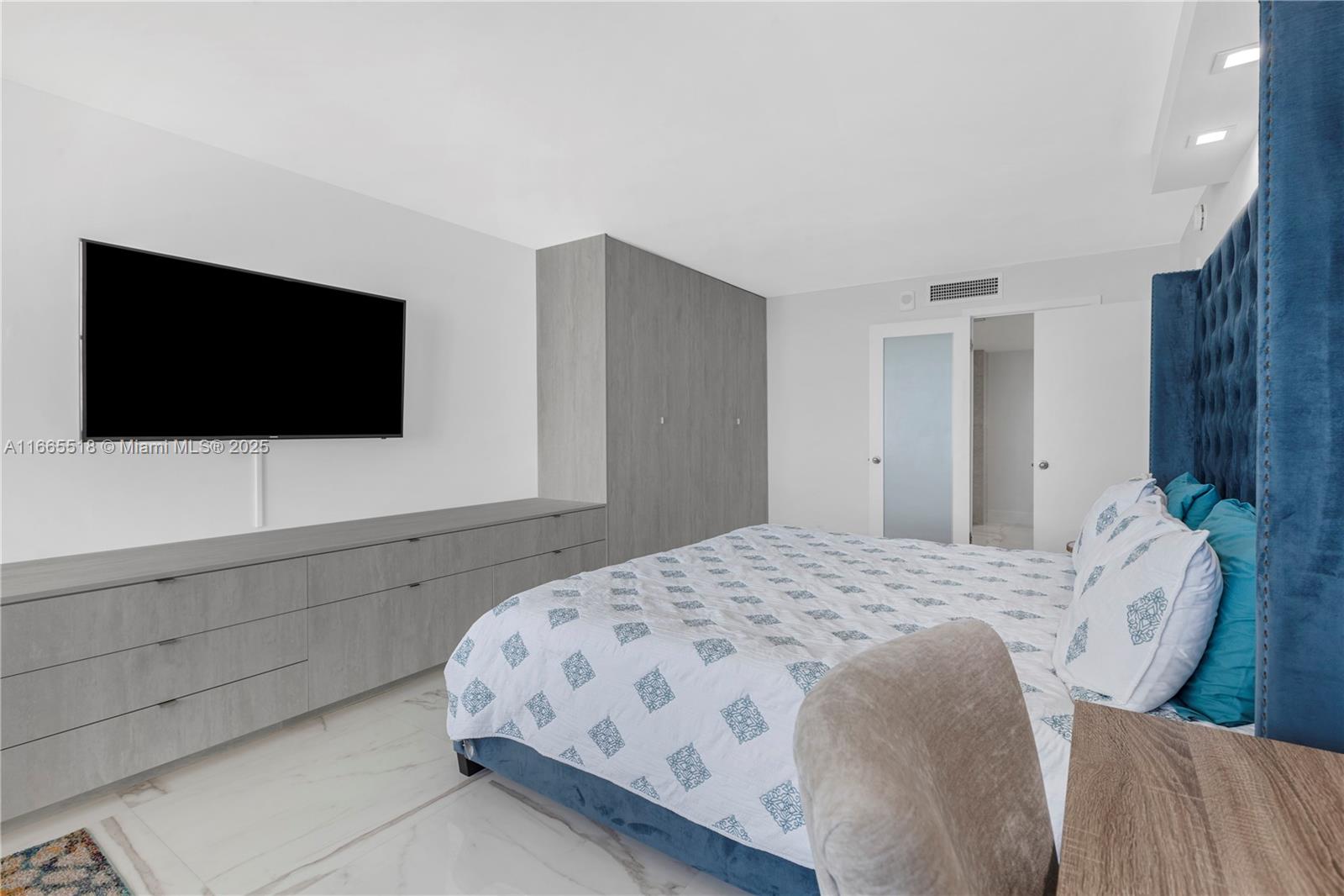 6039 Collins Ave # 1527