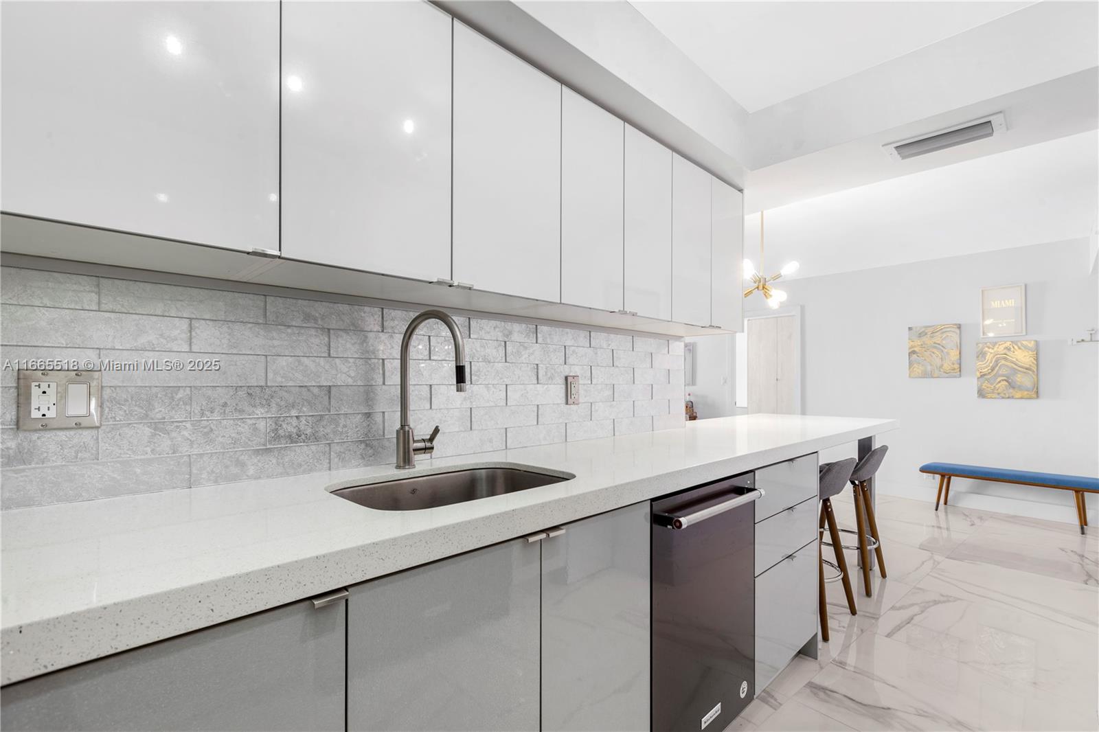 6039 Collins Ave # 1527