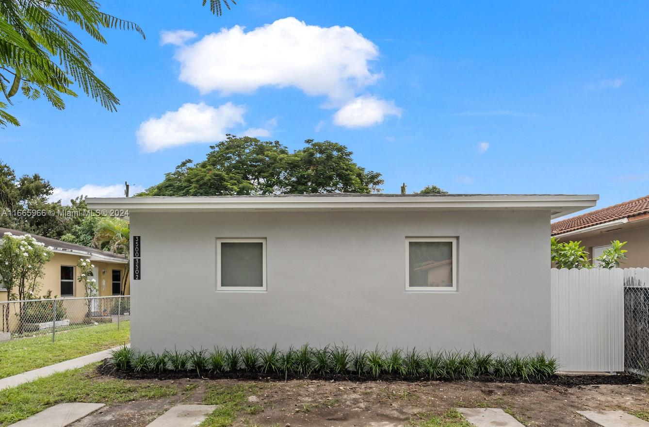 3502 SW 25th St Unit: FRONT