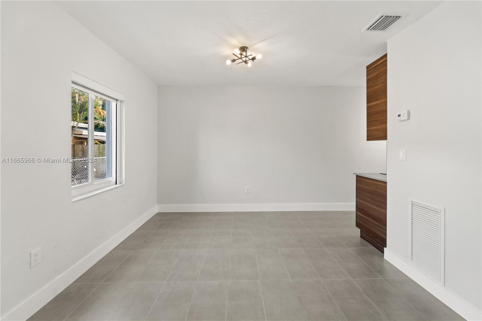 3502 SW 25th St Unit: FRONT