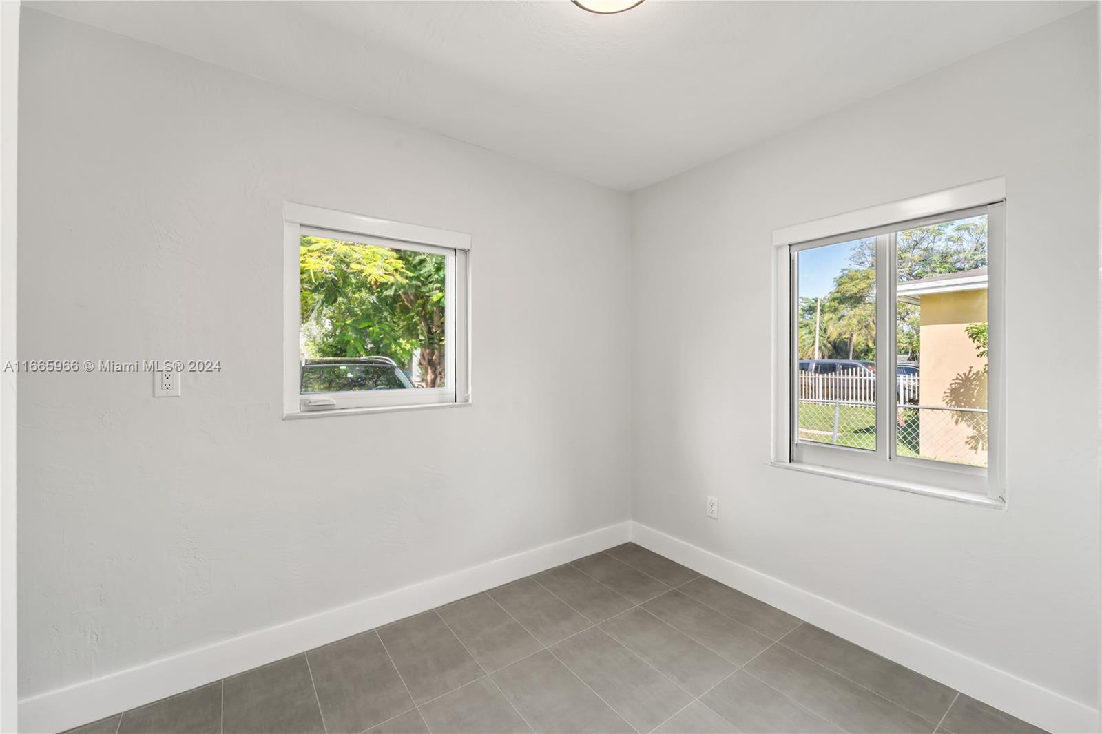 3502 SW 25th St Unit: FRONT