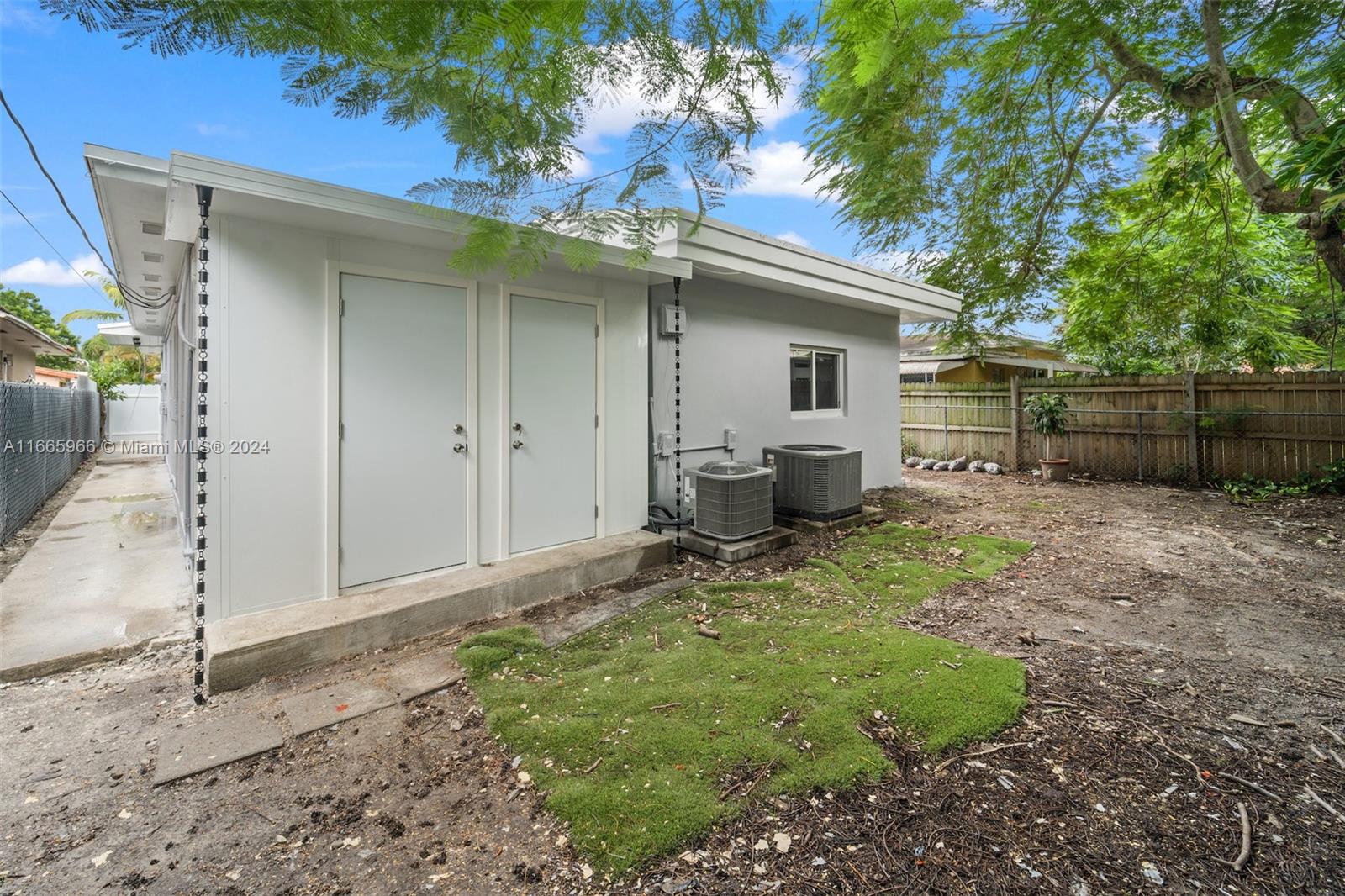 3502 SW 25th St Unit: FRONT