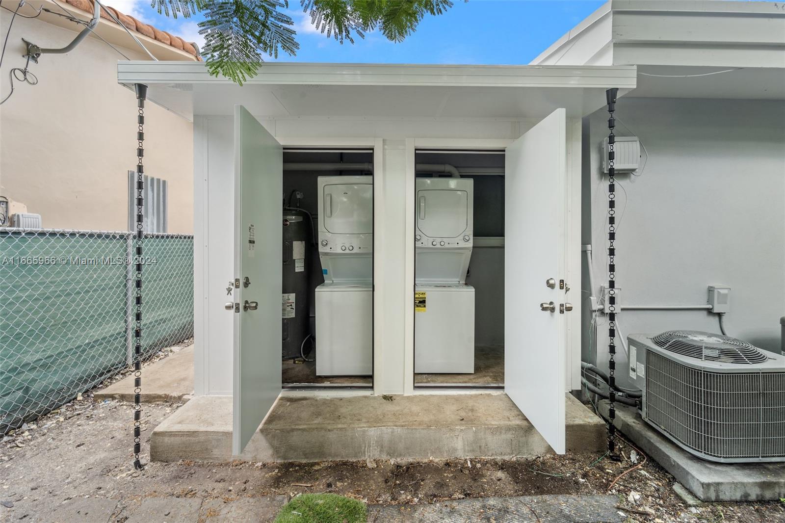 3502 SW 25th St Unit: FRONT