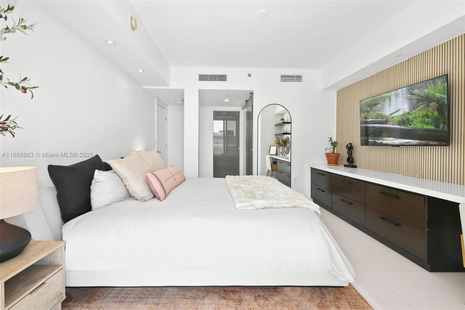 495 Brickell Ave # 2905