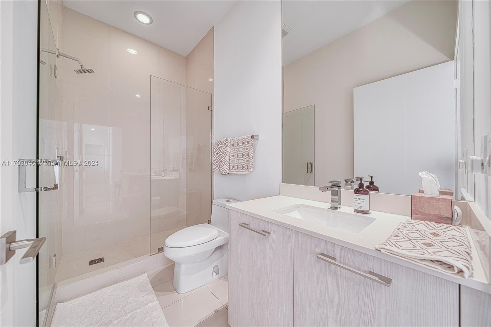 45 SW 9th St # 4504 Unit: LPH 4504