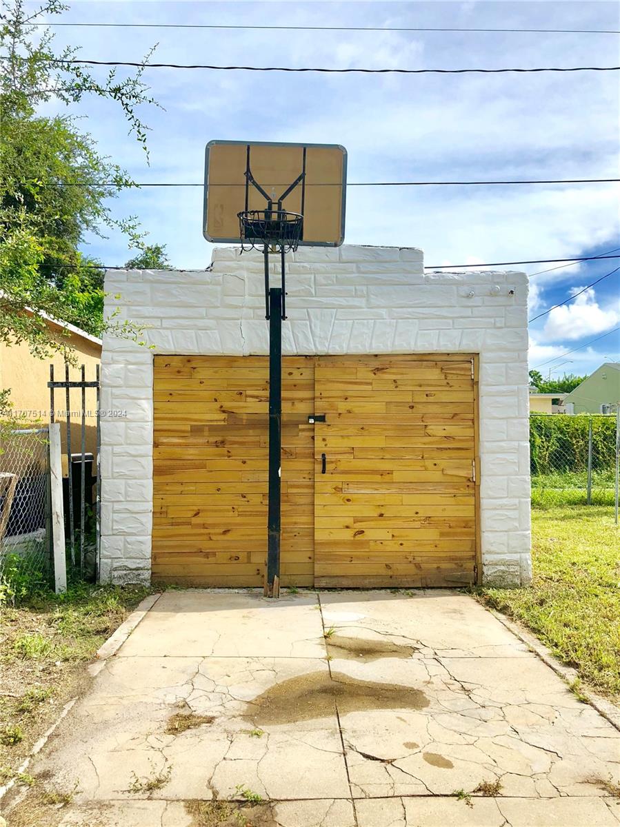 578 NW 48th St