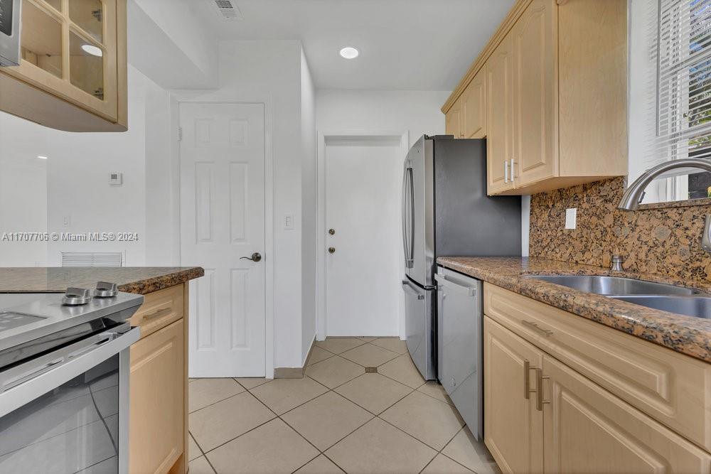 9231 SW 76th Ter