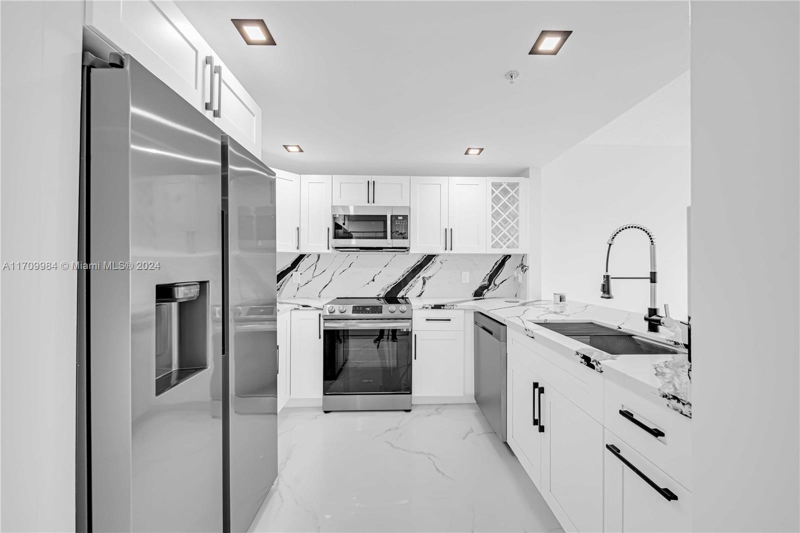 50 Menores Ave # 703