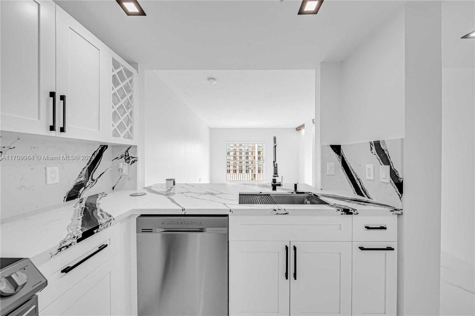 50 Menores Ave # 703