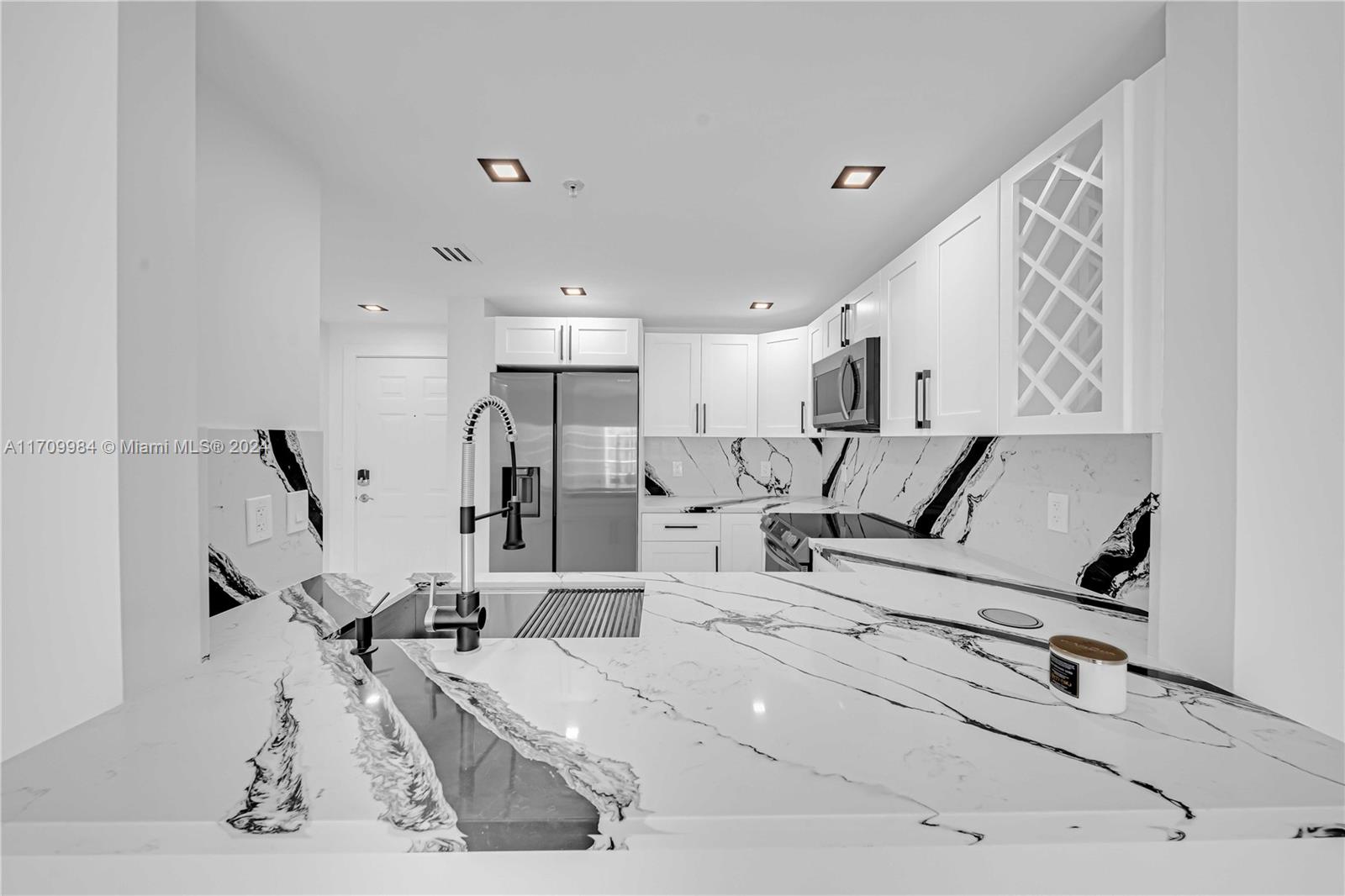 50 Menores Ave # 703