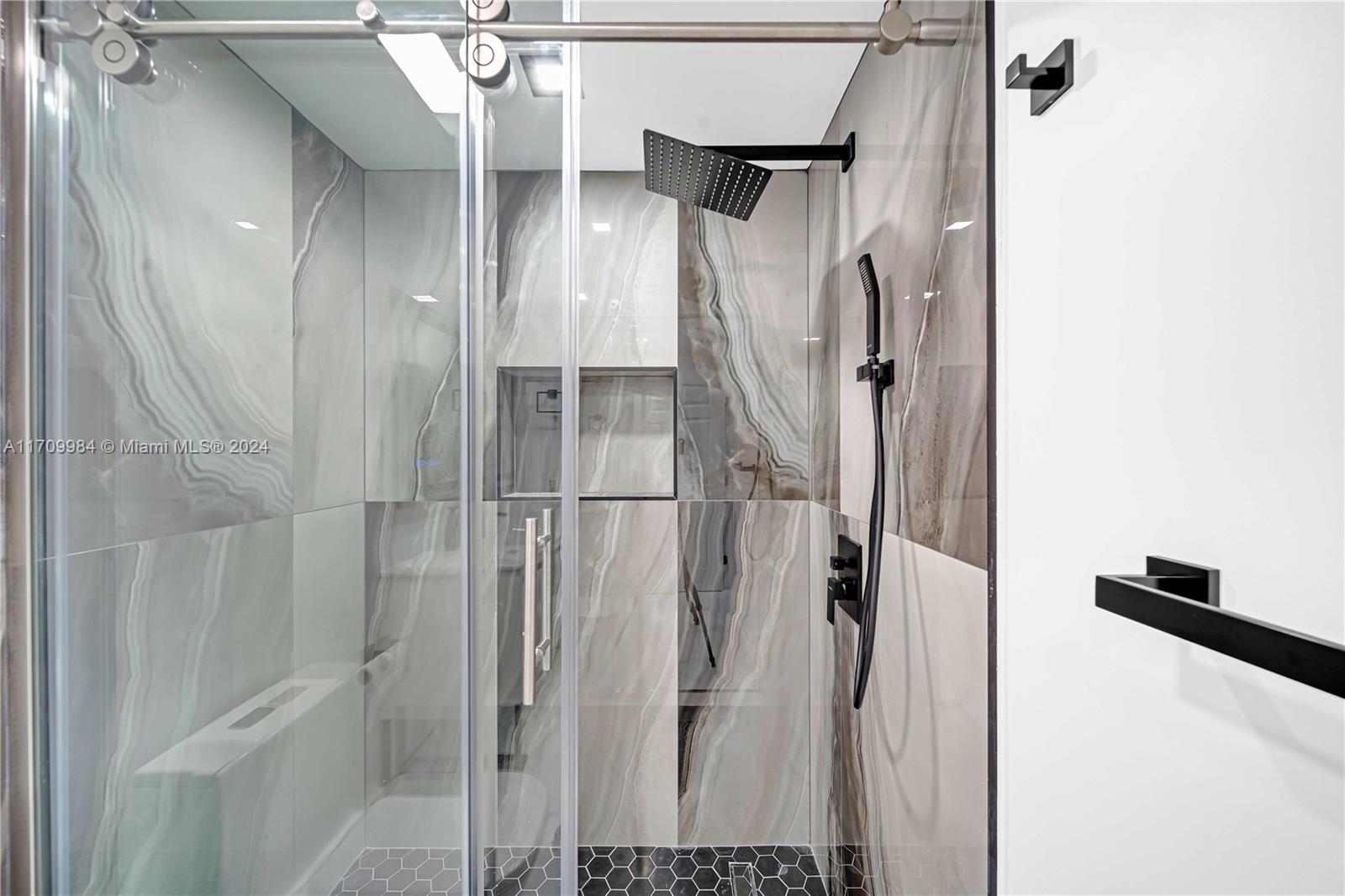 50 Menores Ave # 703