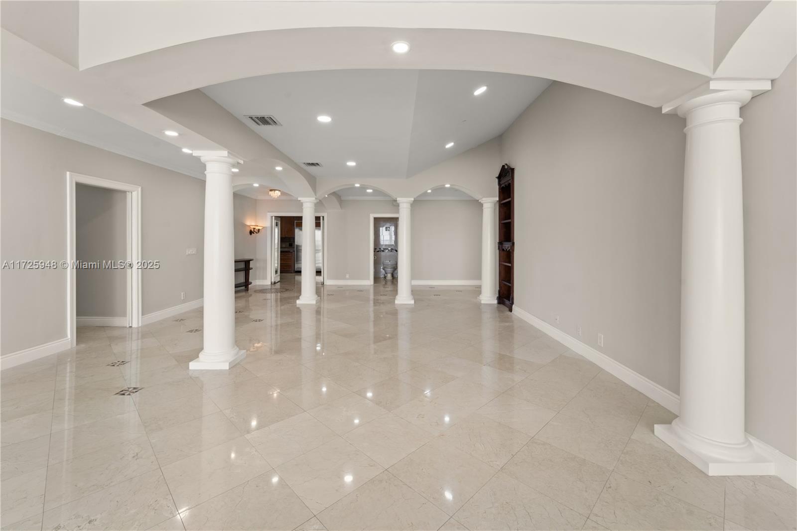 5601 Collins Ave # M12