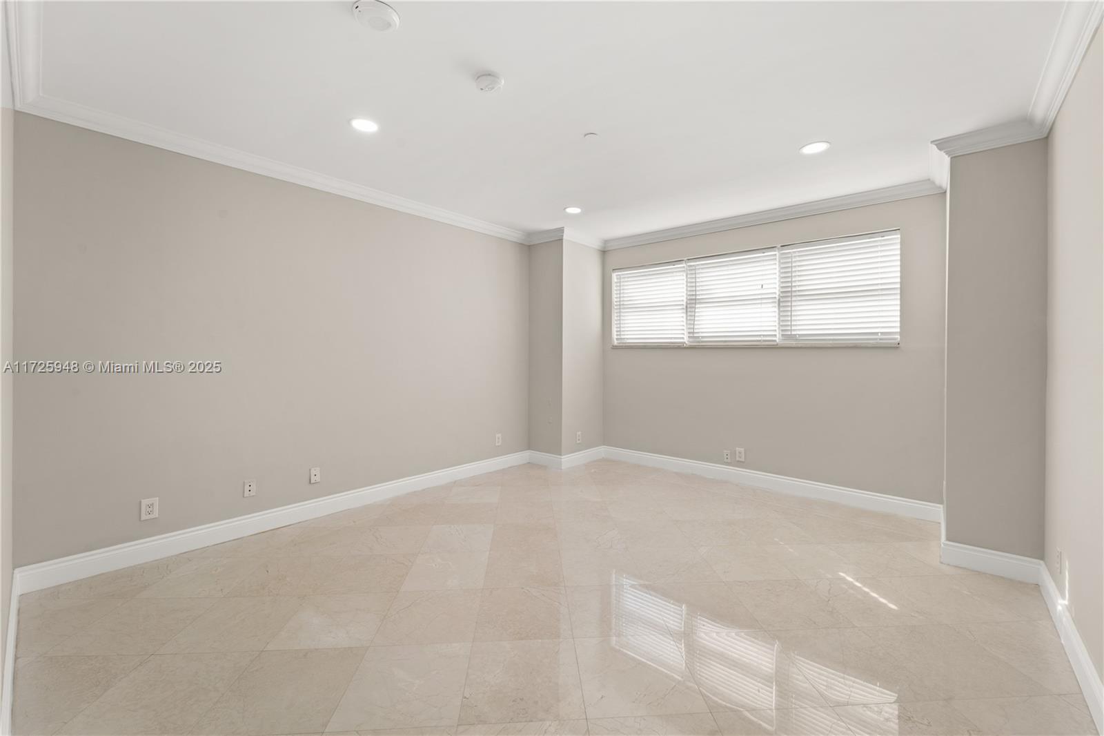 5601 Collins Ave # M12