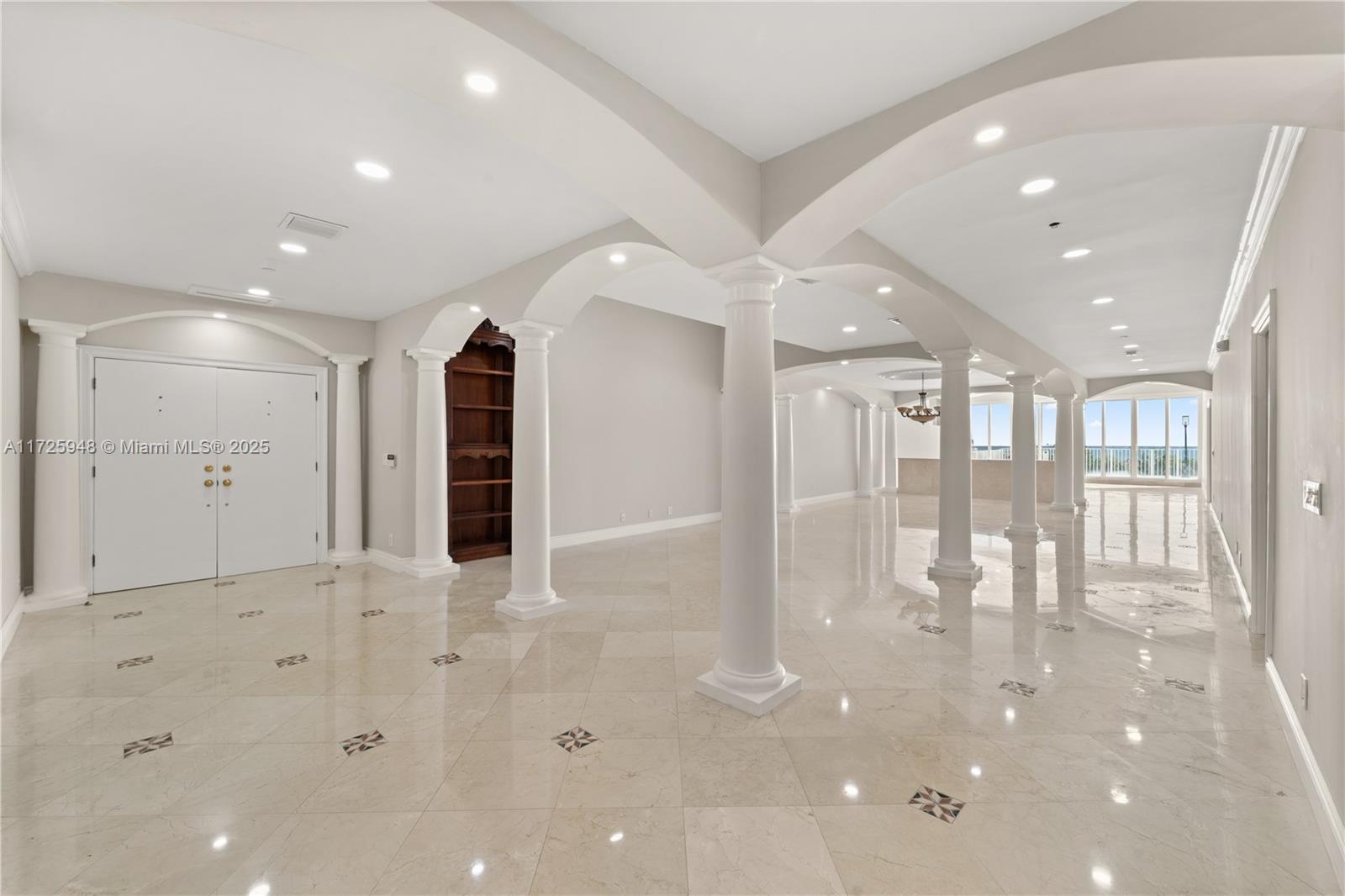 5601 Collins Ave # M12