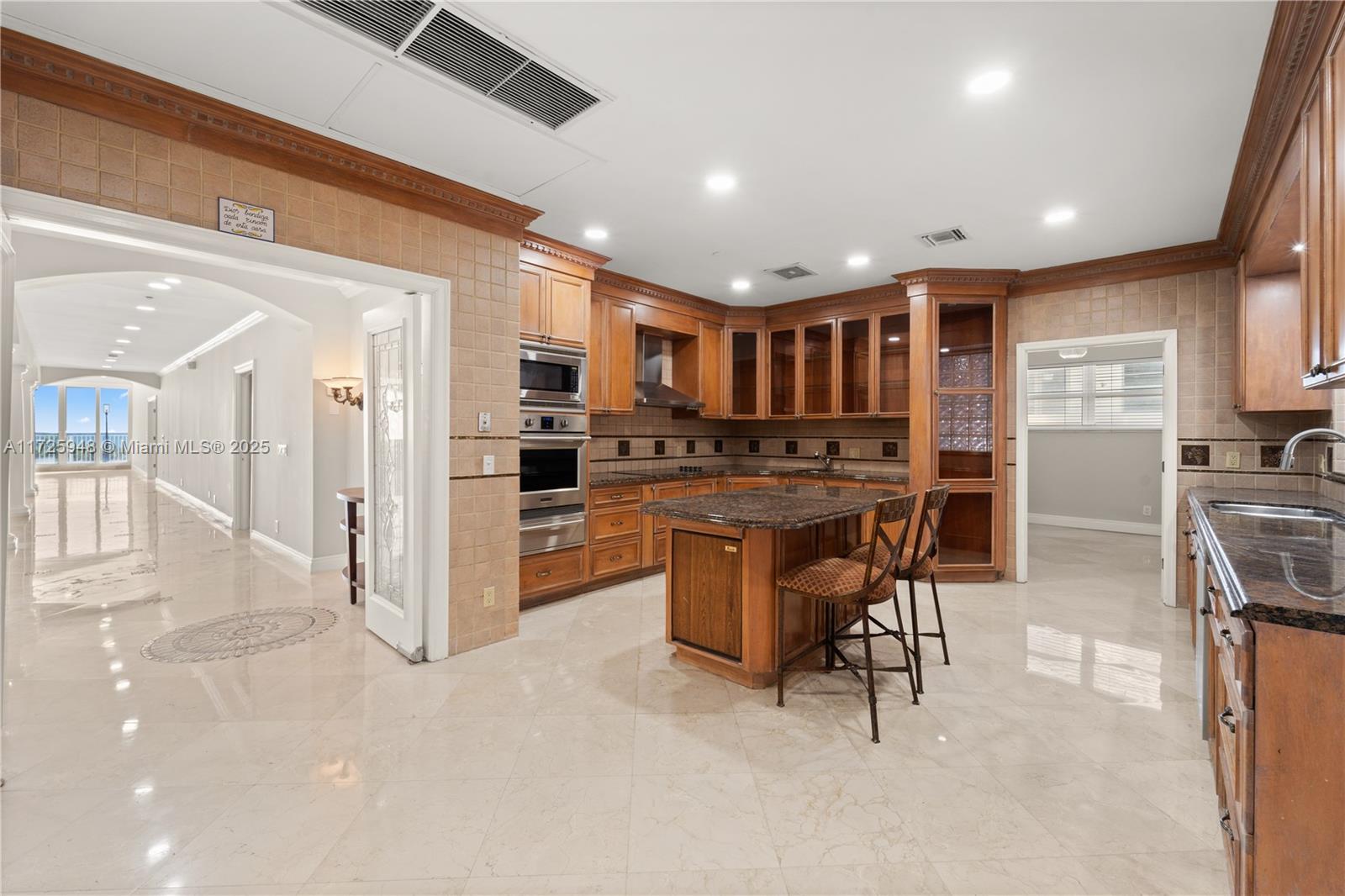 5601 Collins Ave # M12
