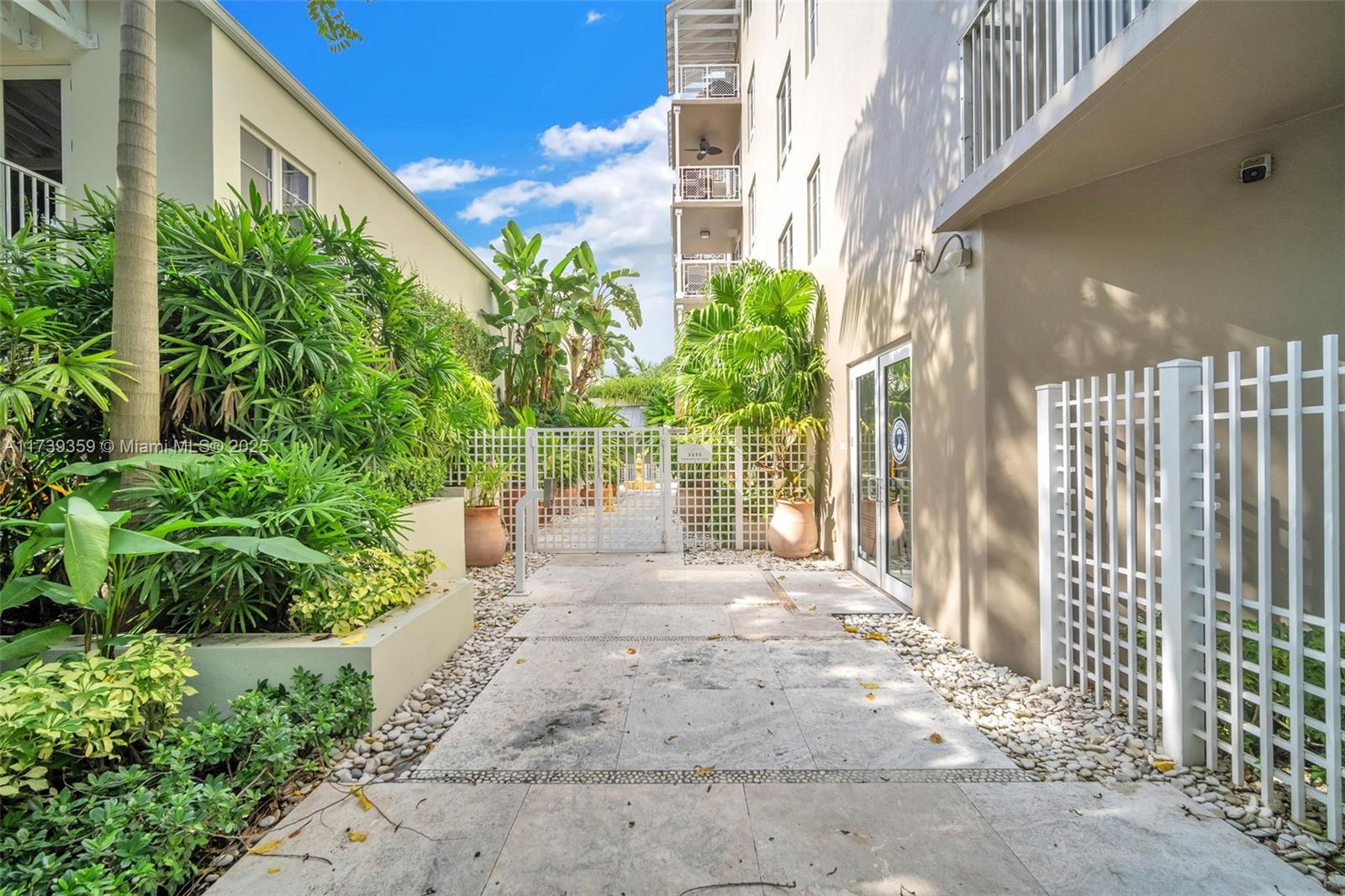 3540 Main Hwy Unit: PH506