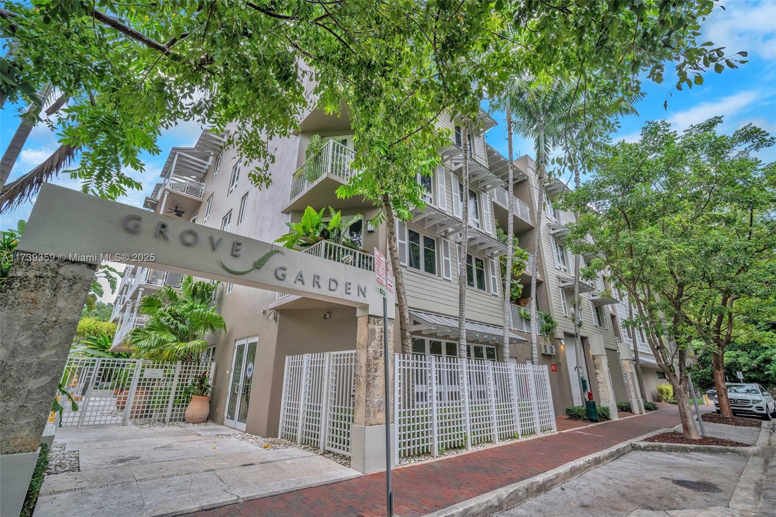 3540 Main Hwy Unit: PH506