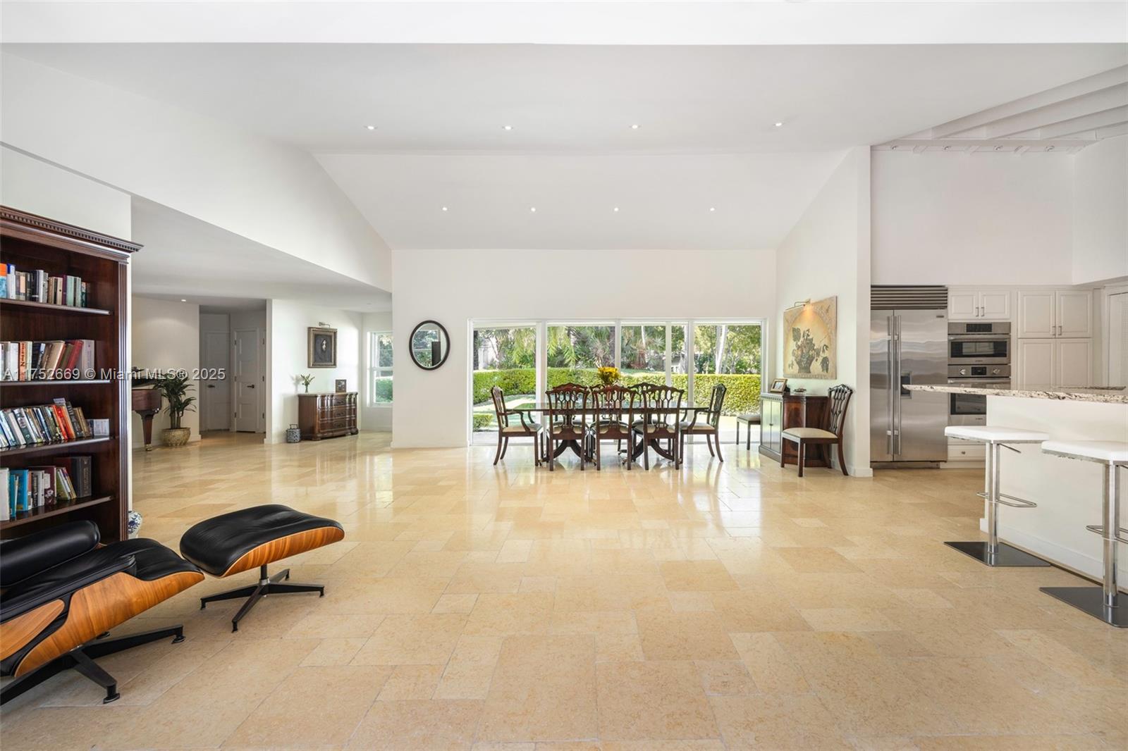 335 Harbor Dr