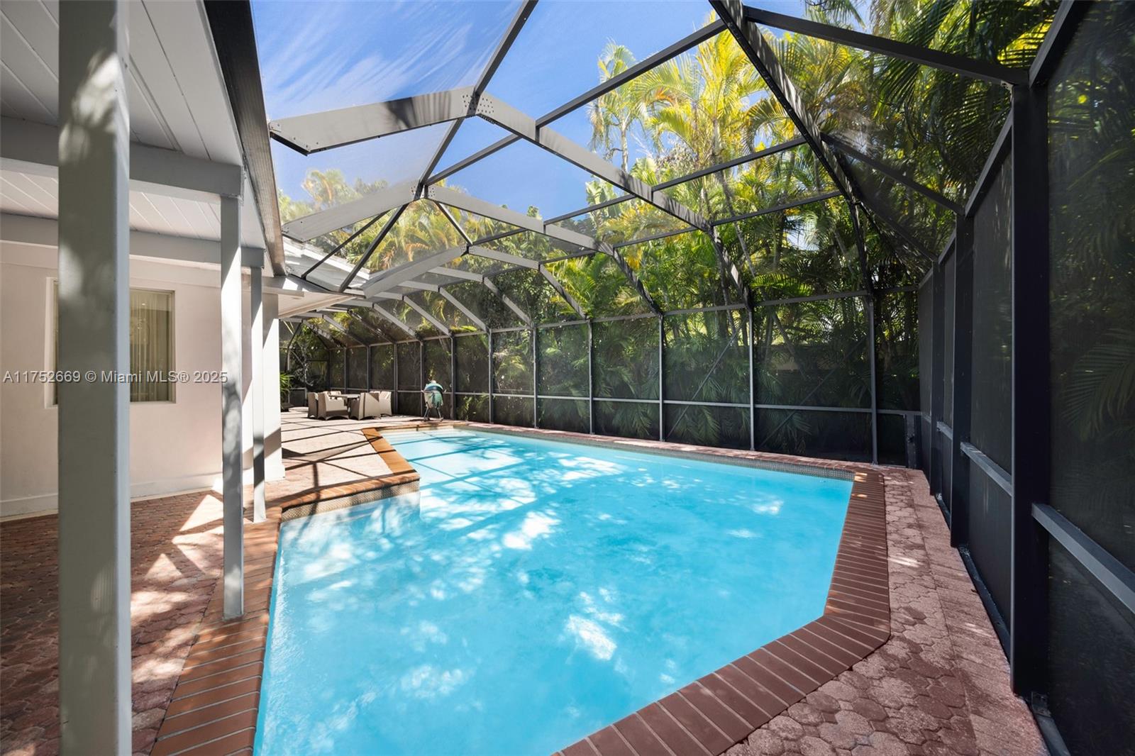 335 Harbor Dr
