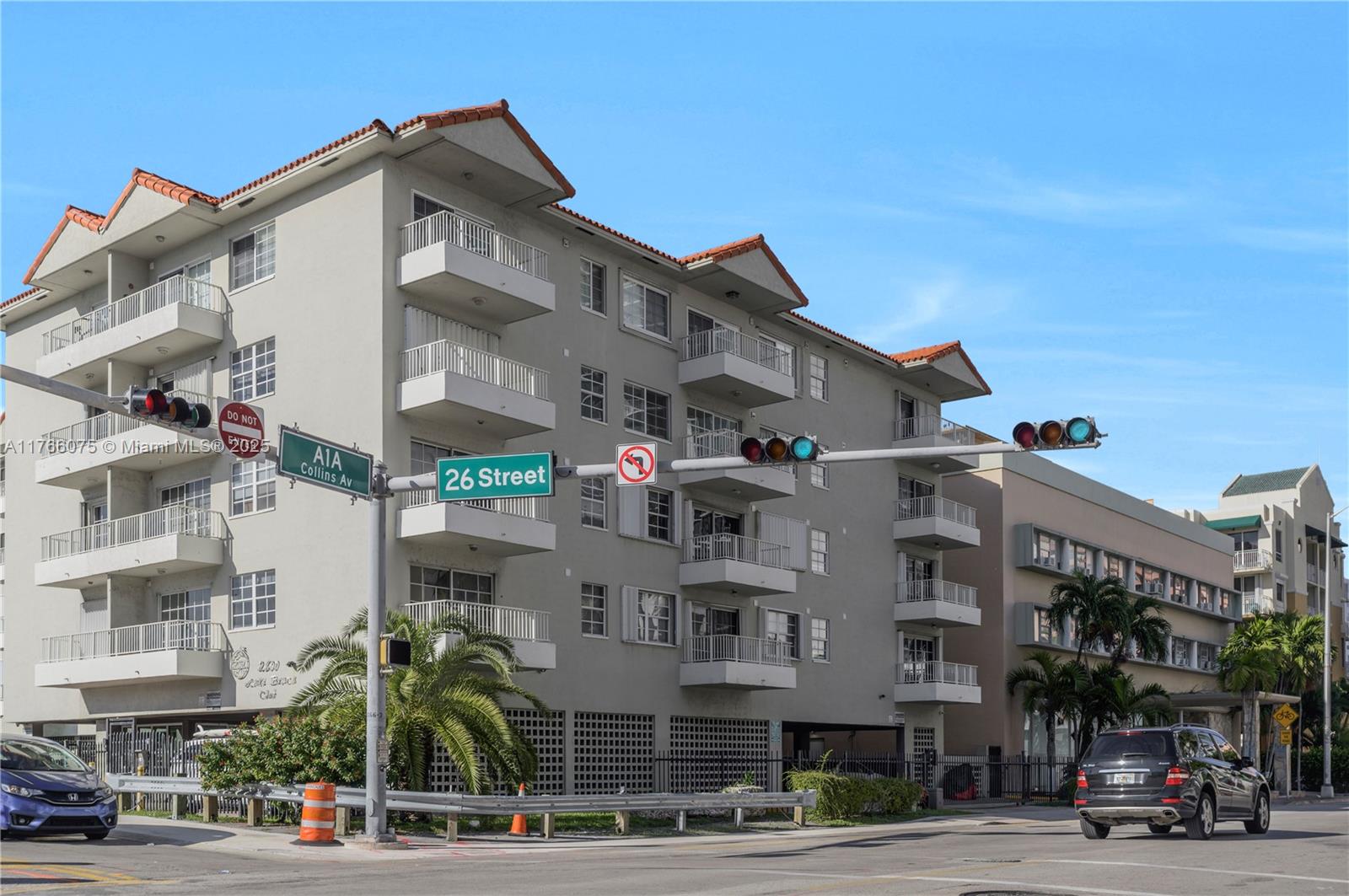 2600 Collins Ave # 204