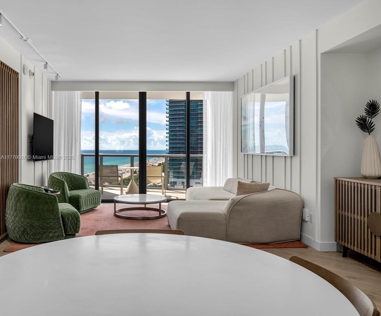 2201 Collins Ave # 1604