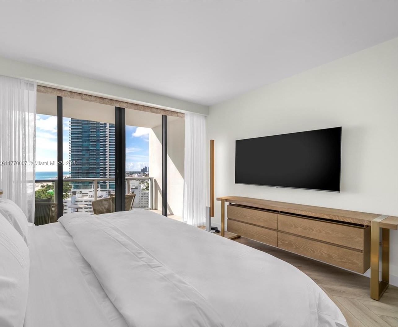 2201 Collins Ave # 1604