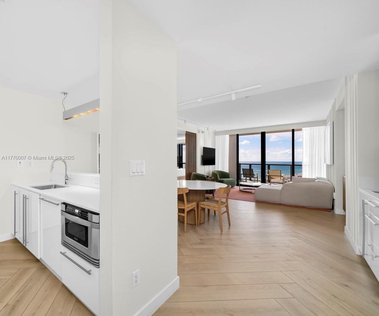 2201 Collins Ave # 1604