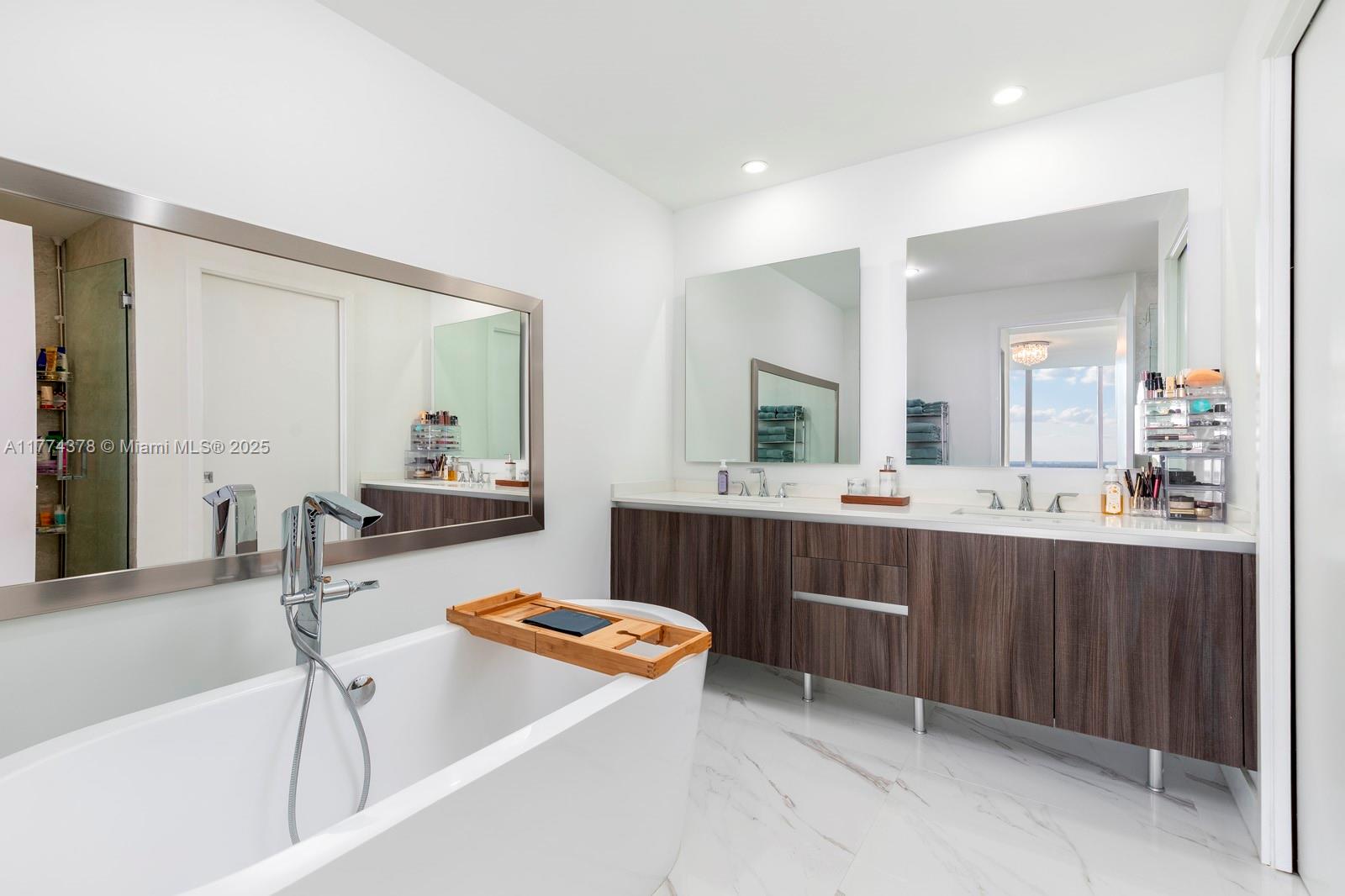 488 NE 18th St Unit: PH01