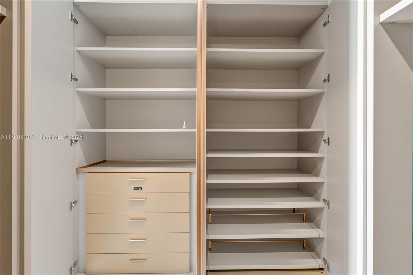 18975 Collins Ave # 903