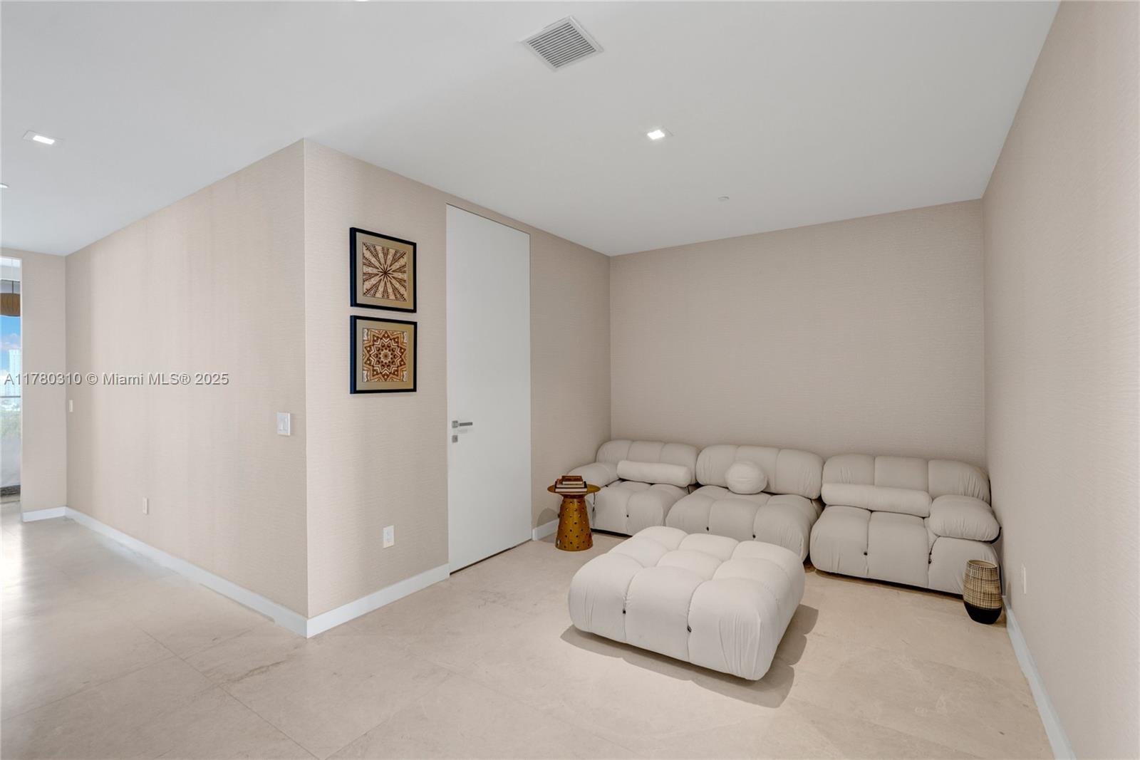 18975 Collins Ave # 903