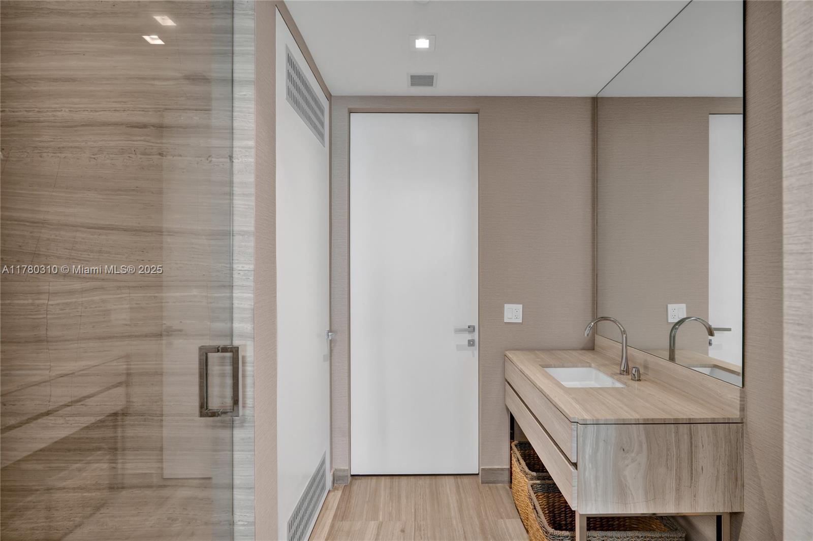 18975 Collins Ave # 903