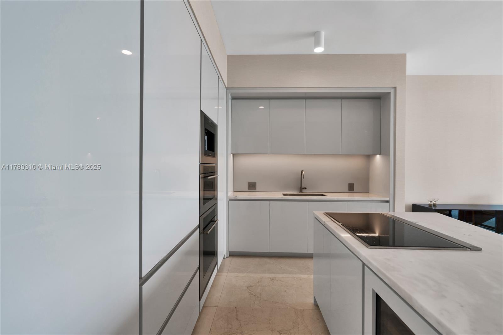 18975 Collins Ave # 903