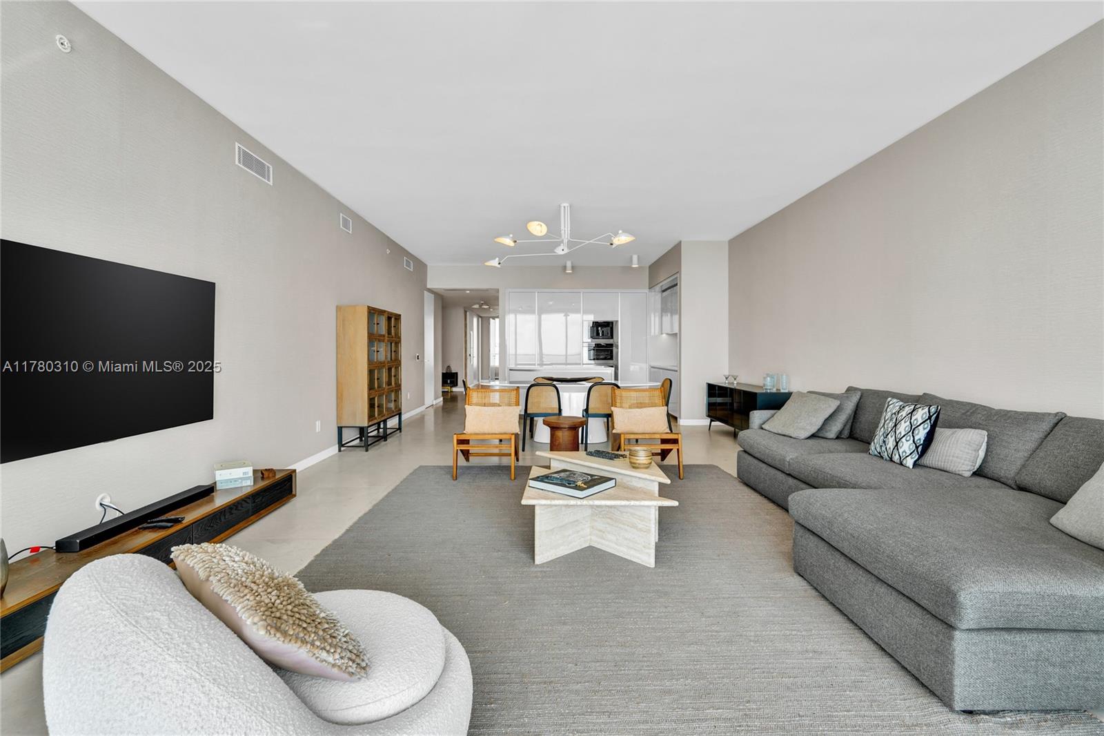 18975 Collins Ave # 903