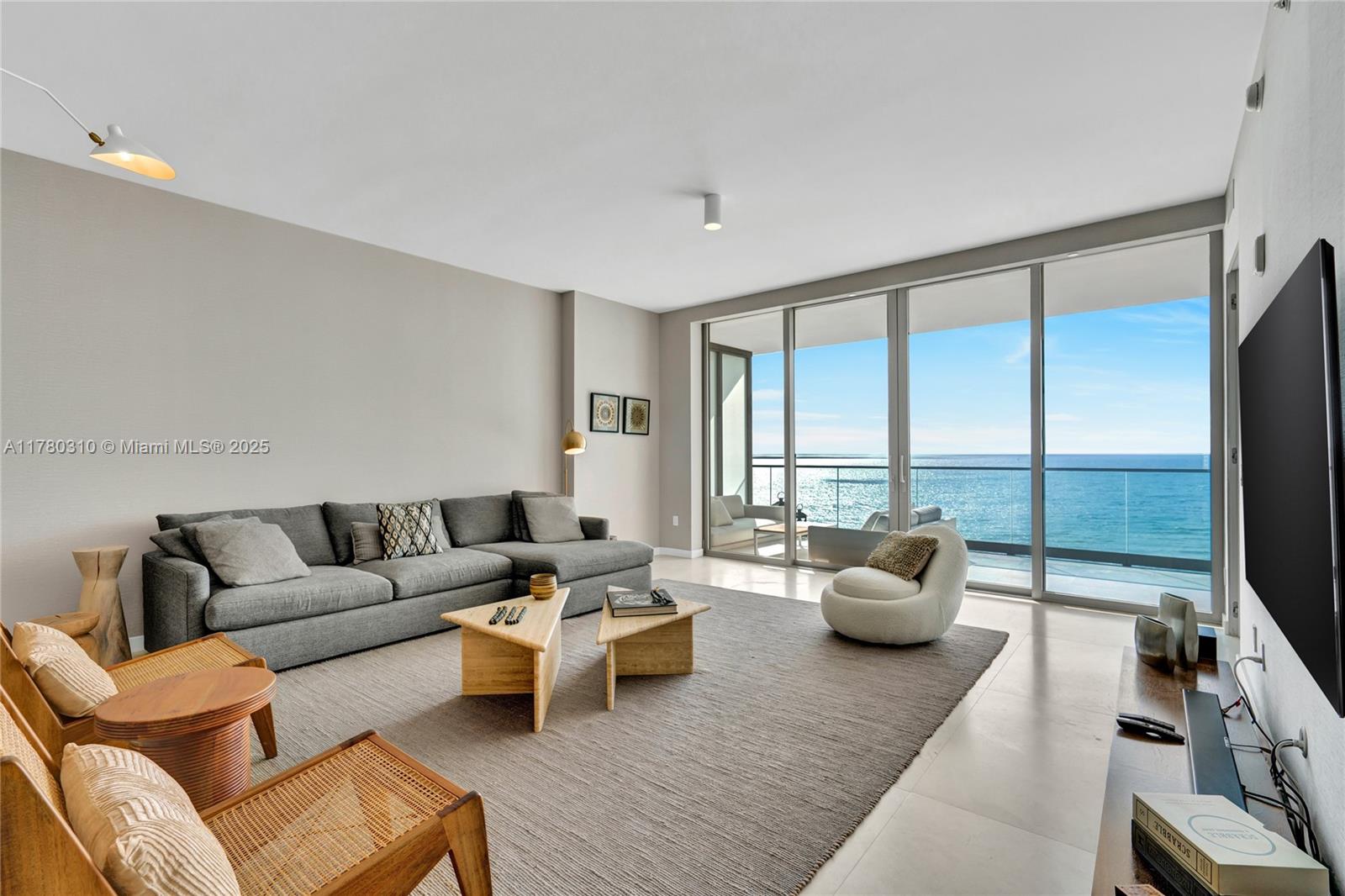 18975 Collins Ave # 903