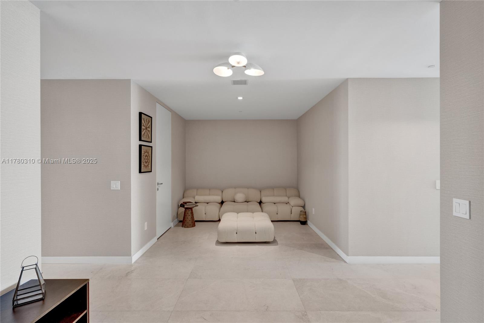 18975 Collins Ave # 903