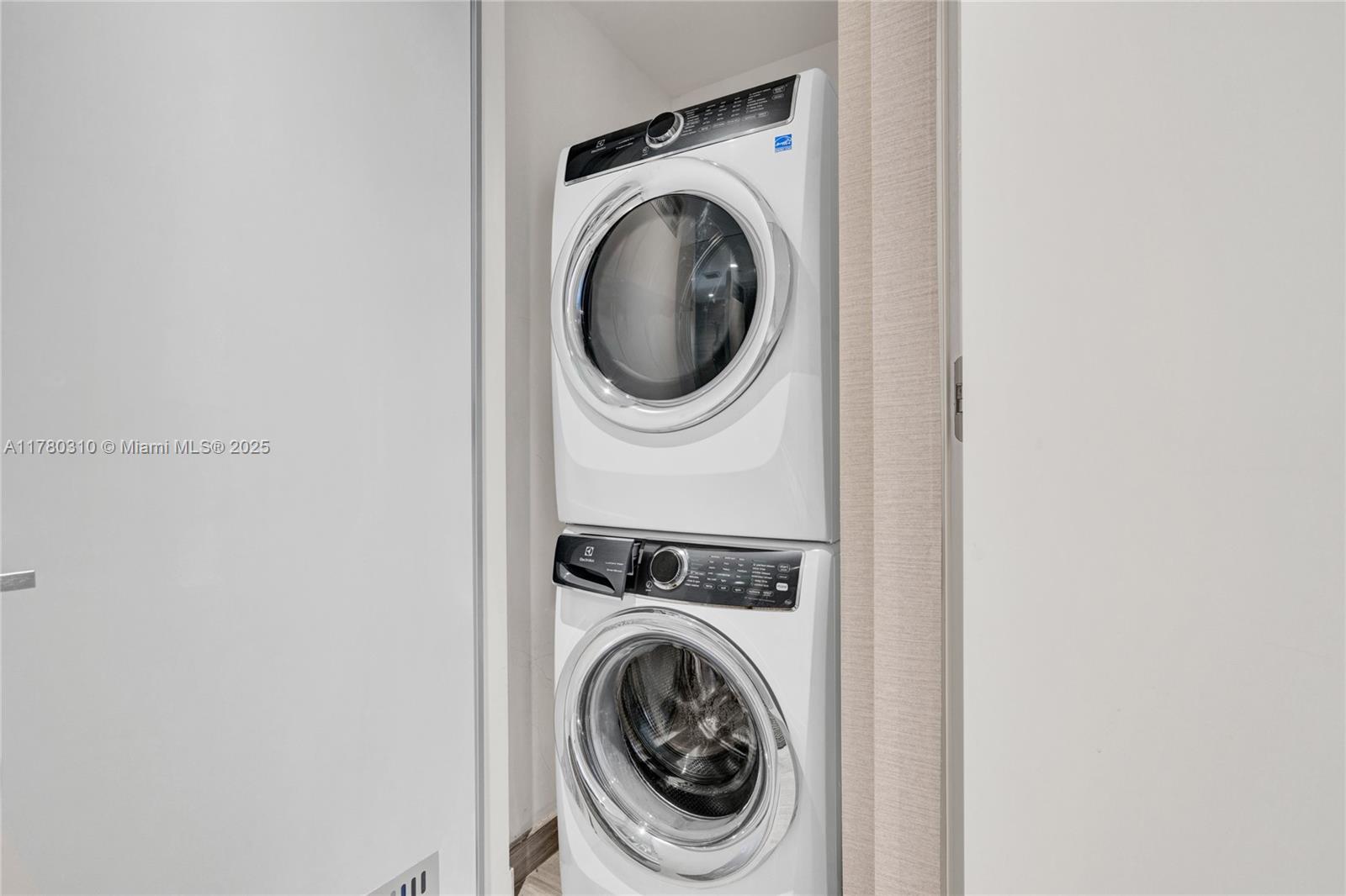 18975 Collins Ave # 903