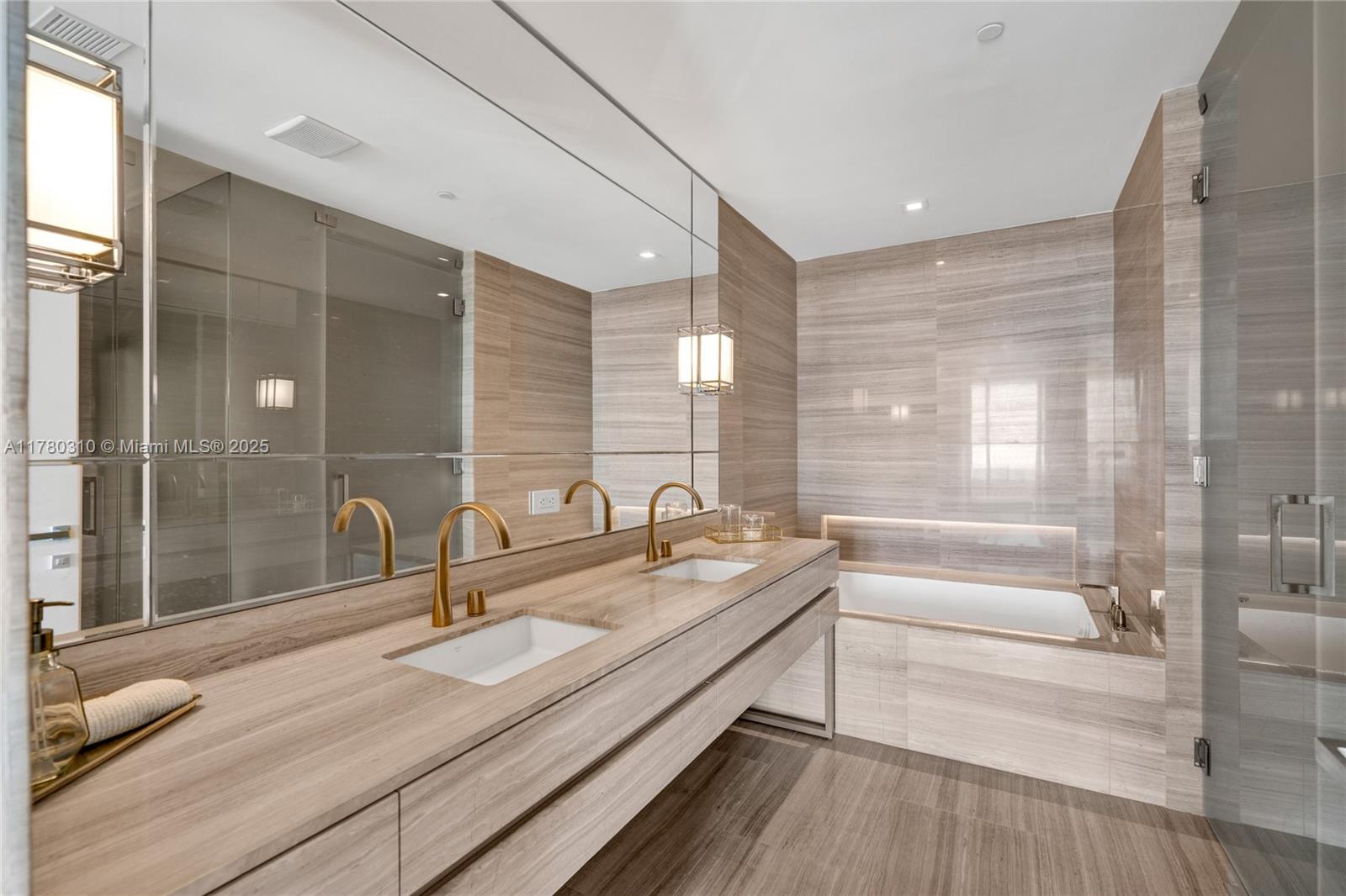 18975 Collins Ave # 903