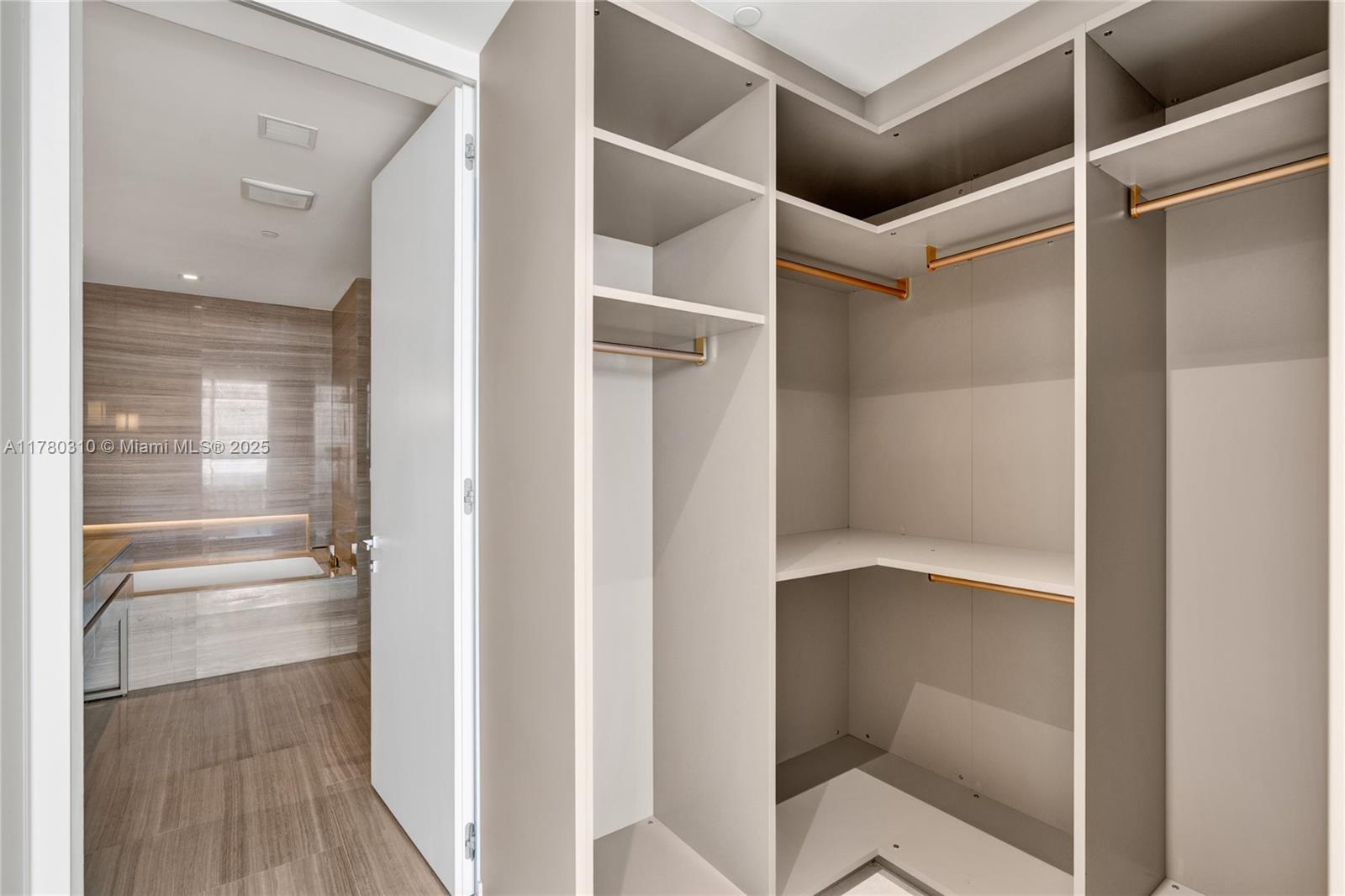 18975 Collins Ave # 903