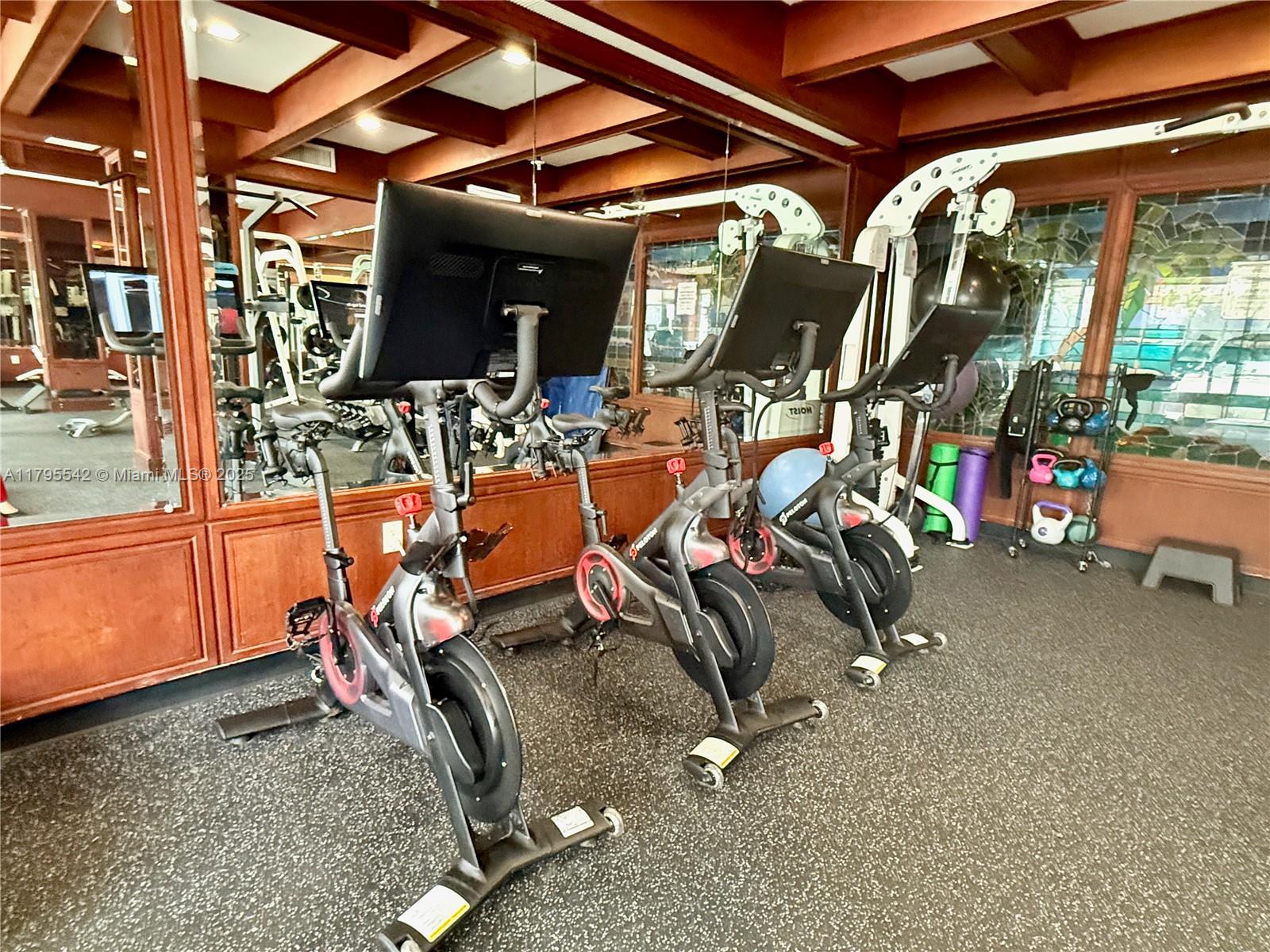 600 NE 36th St # 1516