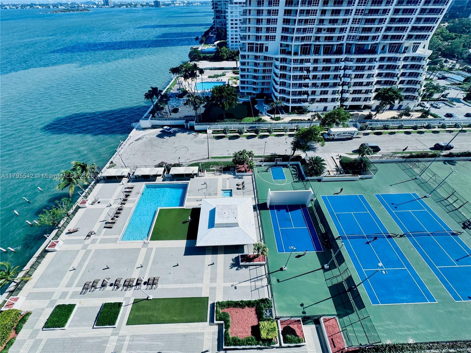 600 NE 36th St # 1516