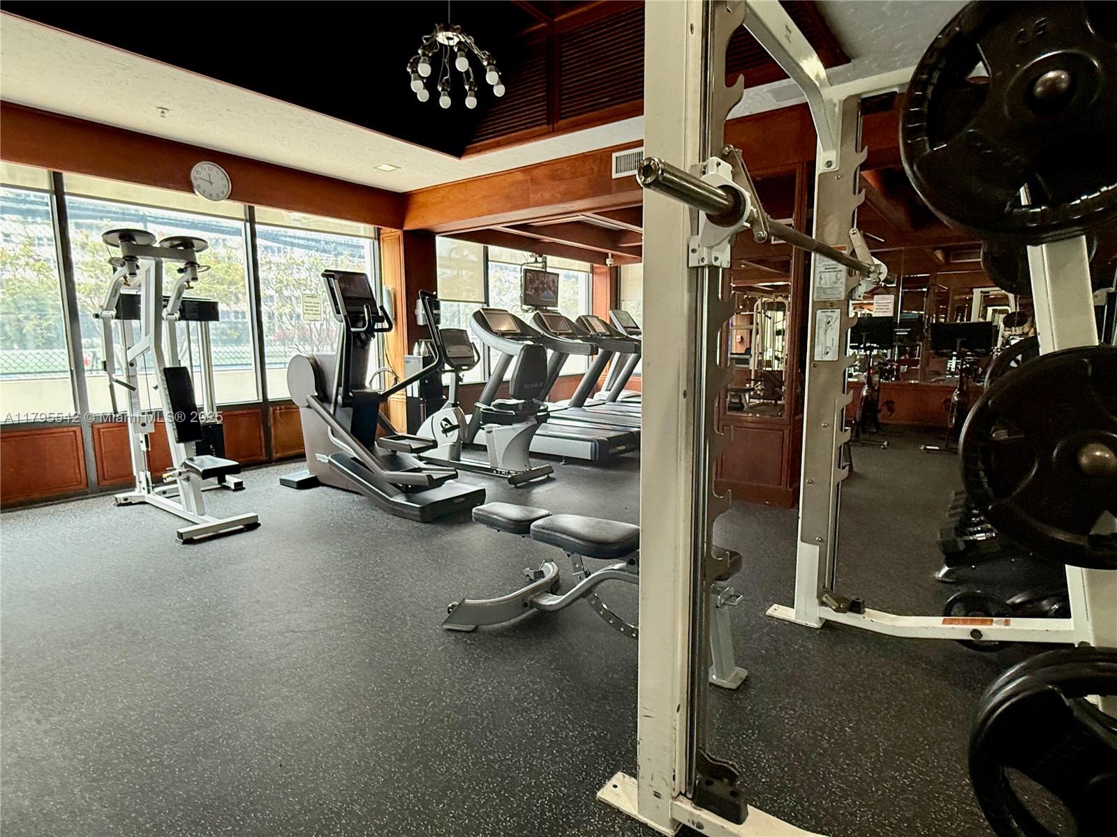 600 NE 36th St # 1516