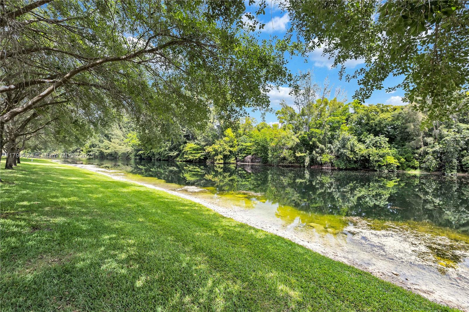 618 Woodgate Cir Unit: E