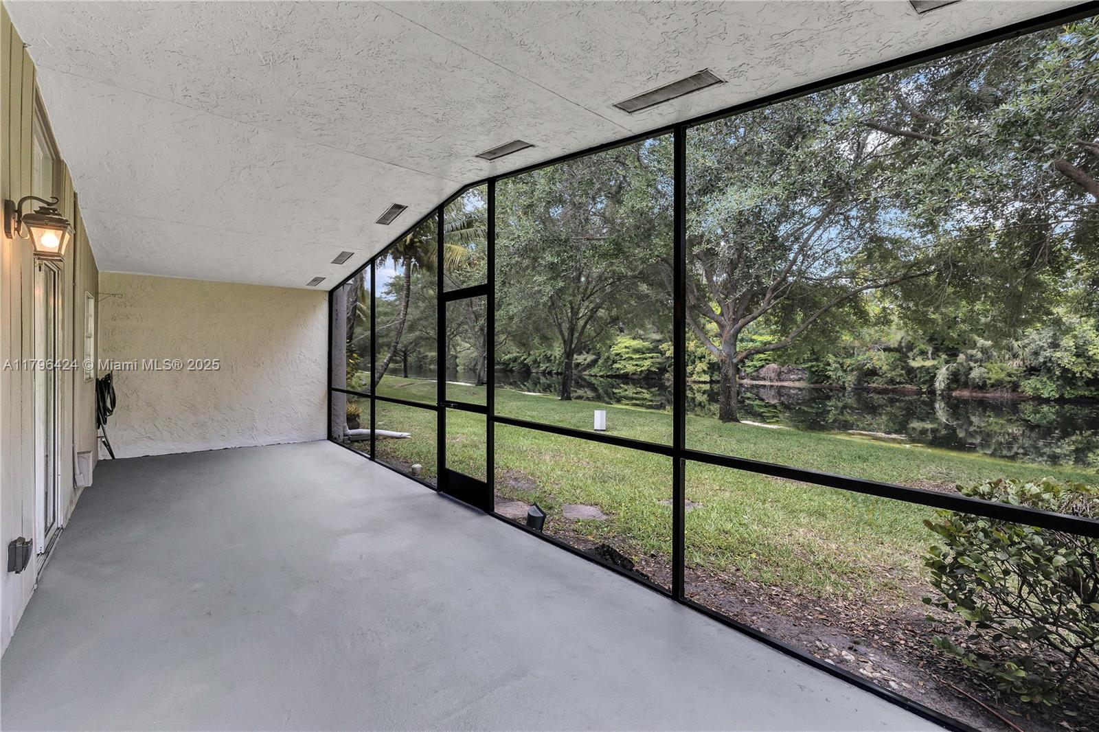 618 Woodgate Cir Unit: E