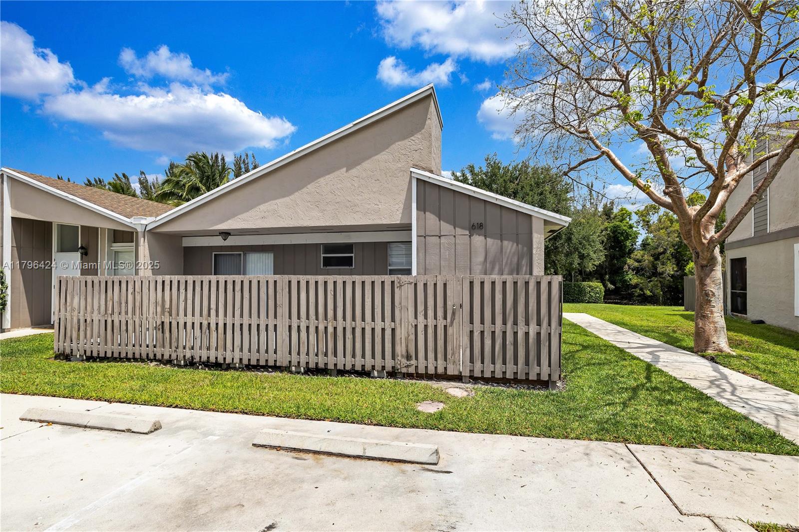 618 Woodgate Cir Unit: E