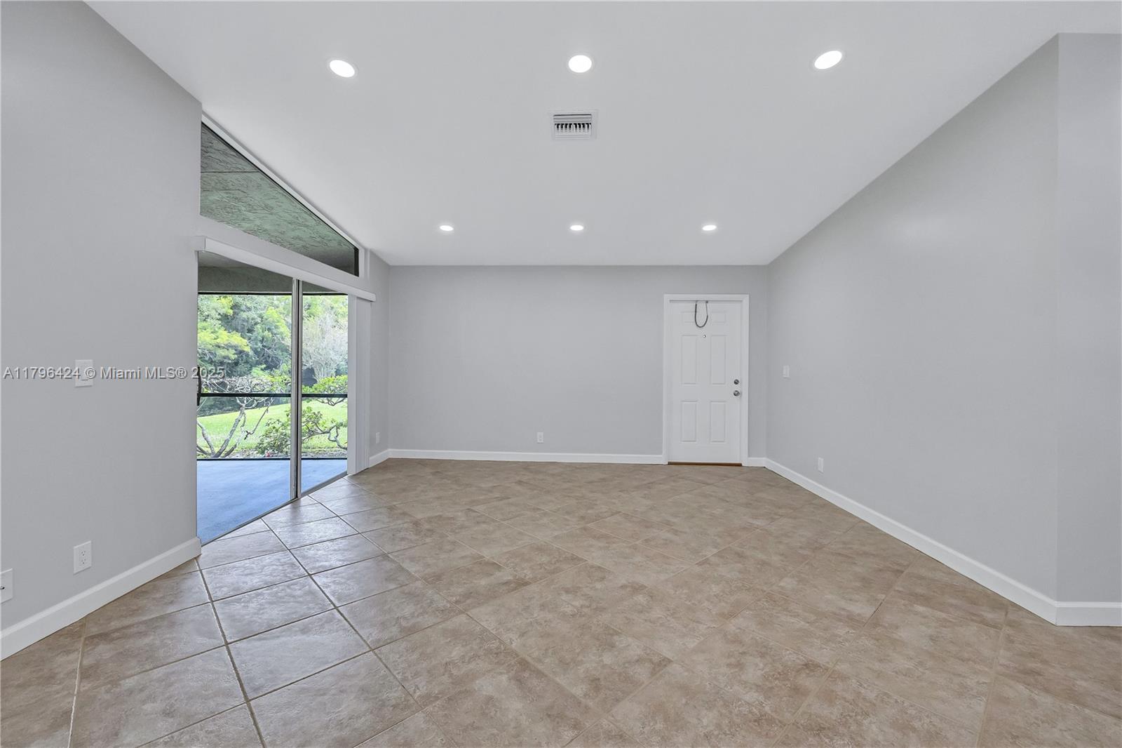 618 Woodgate Cir Unit: E